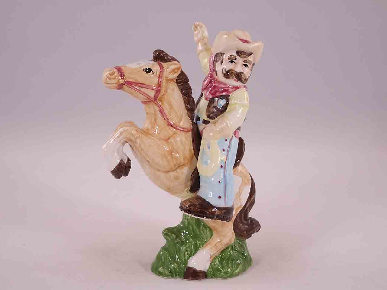 Series of men and their hobbies salt and pepper shakers - golfer